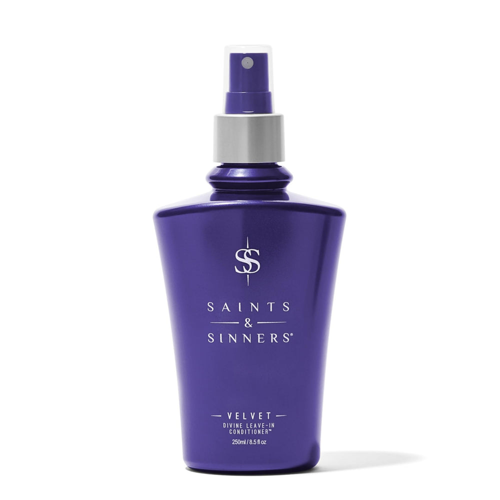 Velvet Divine de Saints & Sinners, aerosol en mano para peinado suave.