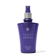 Velvet Divine de Saints & Sinners, aerosol en mano para peinado suave.