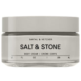 Salt & Stone crema corporal Santal y Vetiver en envase, piel suave y aroma cálido.
