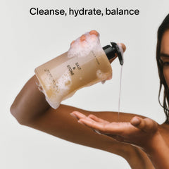 Niacinamide et vitamine C dans Salt & Stone pour peau lumineuse et hydratée.