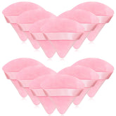 Puf triangular rosa Scartink de terciopelo para polvo suelto, acabado suave.