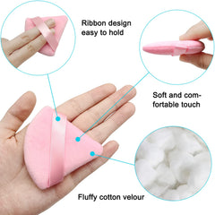 Puf rosa triangular Scartink, ideal para fijar polvo sin apelmazar.