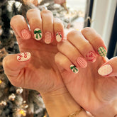 Sevgob: uñas postizas con diseño de lazo rojo-verde brillante, ideales para fiestas.