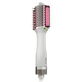 Cepillo Shark SmoothStyle en mano para estilizar con calor suave.