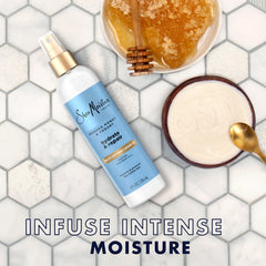 Cabello deshidratado recibiendo fortalecimiento con SheaMoisture.