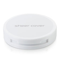 Sheer Cover Studio, iluminador: ilumina pómulos y mirada con brillo suave.