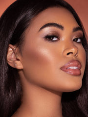 SHEGLAM Glow Bloom textura cremosa que facilita la fusión en la piel