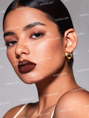 SHEGLAM Lápiz delineador labial cremoso ofrece acabado mate que no se corre durante el día.