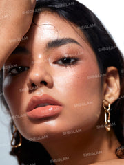 Aplicación suave de SHEGLAM PoutPerfect Gloss sólido Mahogany Magic para labios brillantes.