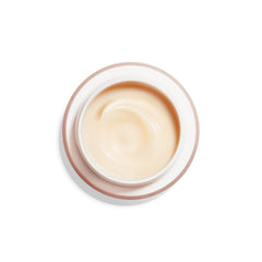 Detalle de aplicación en las manos con la crema Benefiance.