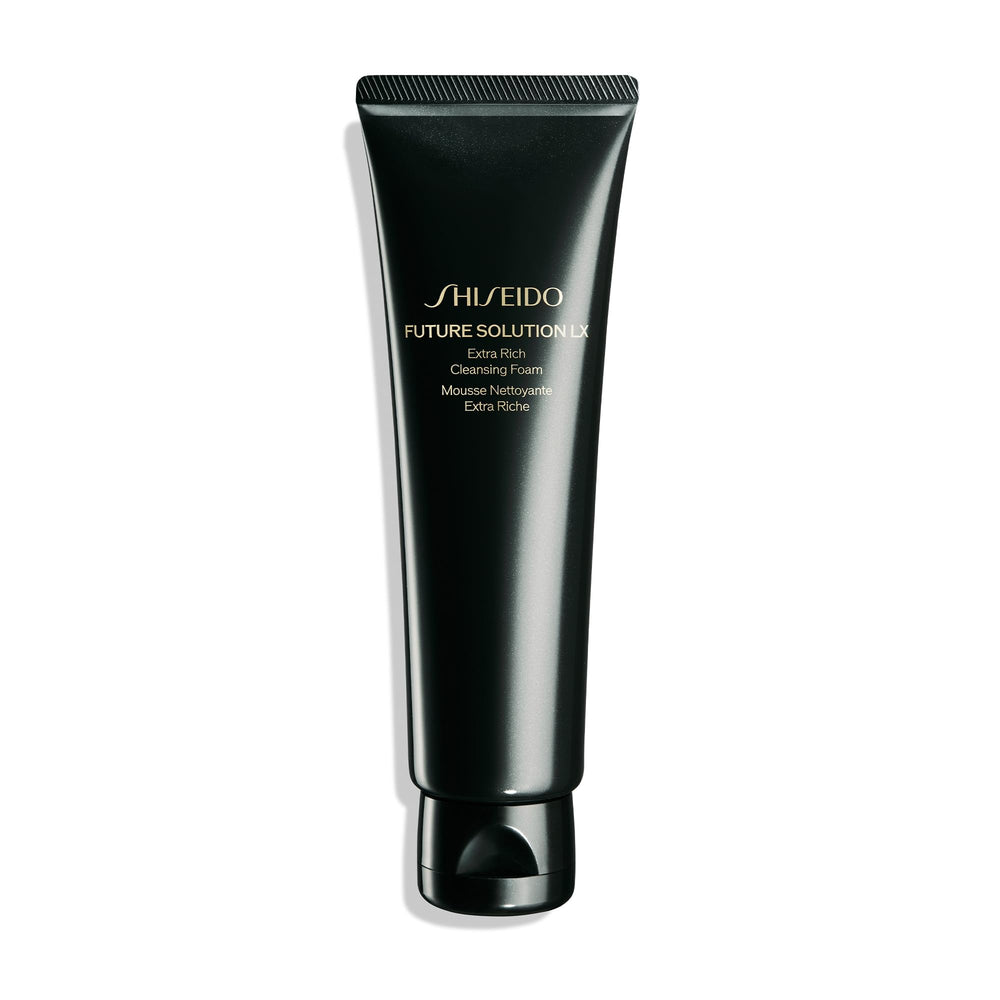 Shiseido Future Solution LX, botella primer plano, limpieza suave para preparar la piel para el cuidado posterior.