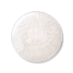 Shiseido Textura cremosa en palma, limpieza suave para piel seca.