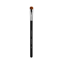 Sigma Beauty E55, aplicación controlada en el párpado para sombras suaves.