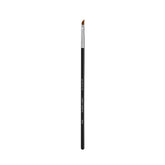 Sigma Beauty E06: cepillo delineador ojo angulado fino para trazos precisos.