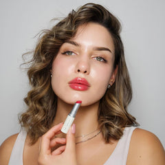 Aceite de argán orgánico y bálsamo labial Simple Sophistication nutre los labios.
