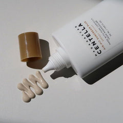 SKIN1004 Madagascar Centella Air-fit Suncream Plus en uso facial, ilumina tono y calma la piel.