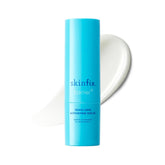Skinfix suero lípidos triples en frasco; enfoque en el envase para una piel suave