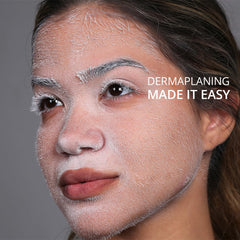 SKNBODY Dermaplaning razor close-up highlighting sharp blades.