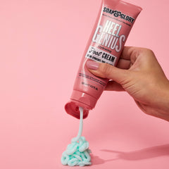Soap & Glory Heel Genius textura rica, experiencia cremosa para pies más suaves.