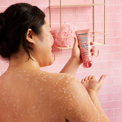 Fragancia de bergamota y rosa del exfoliante Original Pink para ducha sensorial.