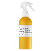 Sol de Janeiro Milky sin enjuague, botella en mano, para hidratar sin pesadez.