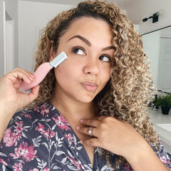 Aplicación de maquillaje más suave tras dermaplaning con SIMA.