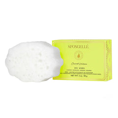 SPONGELLÉ Coconut Verbena Pedi-Buffer frente para pedicura en casa con exfoliación suave.