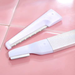 Lames mini StackedSkincare pour les sourcils, travail précis autour des contours.