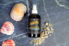 Aplicación en el cabello con atomizador de Suavecito para textura suave.