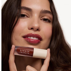 Summer Fridays Dream Lip Oil aplicación sedosa añade suavidad.