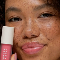 Dream Lip Oil desliza con brillo translúcido y hidratación diaria.