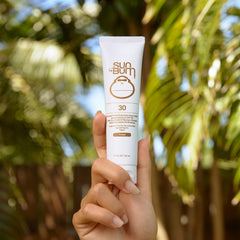 Sun Bum Mineral SPF30 primer mate para un acabado liso.