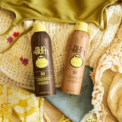 Dos botellas Sun Bum Original SPF30-50 spray para familia y días al aire libre.