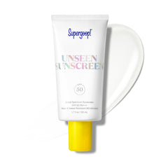 Supergoop! Unseen Sunscreen, botella clara, protección solar invisible para uso diario.