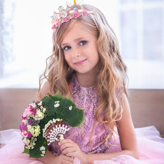 Adorno de cabello SuPoo rosa, ideal para complementar el vestido de fiesta.