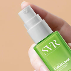 Texture ultra-fluid SVR Sebiaclear, pénètre rapidement pour peau mate et fraîche.
