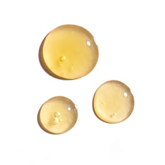 Tata Harper Nourishing Oil Cleanser, dispensador para una desmaquillación suave.