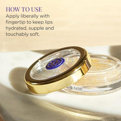 Tatcha Camellia Gold Spun Lip Balm – application douce et confortable sur les lèvres.