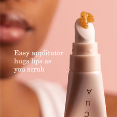 TATCHA Kissu Exfoliante Labial muestra aceite de camelia para nutrir durante el exfoliado.