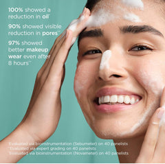 Application mains sur le visage avec TATCHA Cleanse.