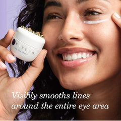 TATCHA Silk Peony Under Eye Cream, textura suave en muestra para hidratación visible.