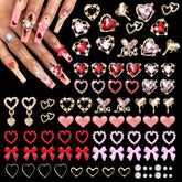 Dijes corazones dorados de Tatiwoo para uñas, ideal para diseños impactantes.