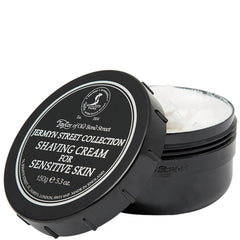 Textura cremosa de la crema Jermyn Street, ideal para una espuma rica y suave.