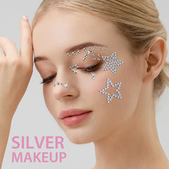 Teenitor diseños estilo años 2000 en joyas faciales para un look audaz.