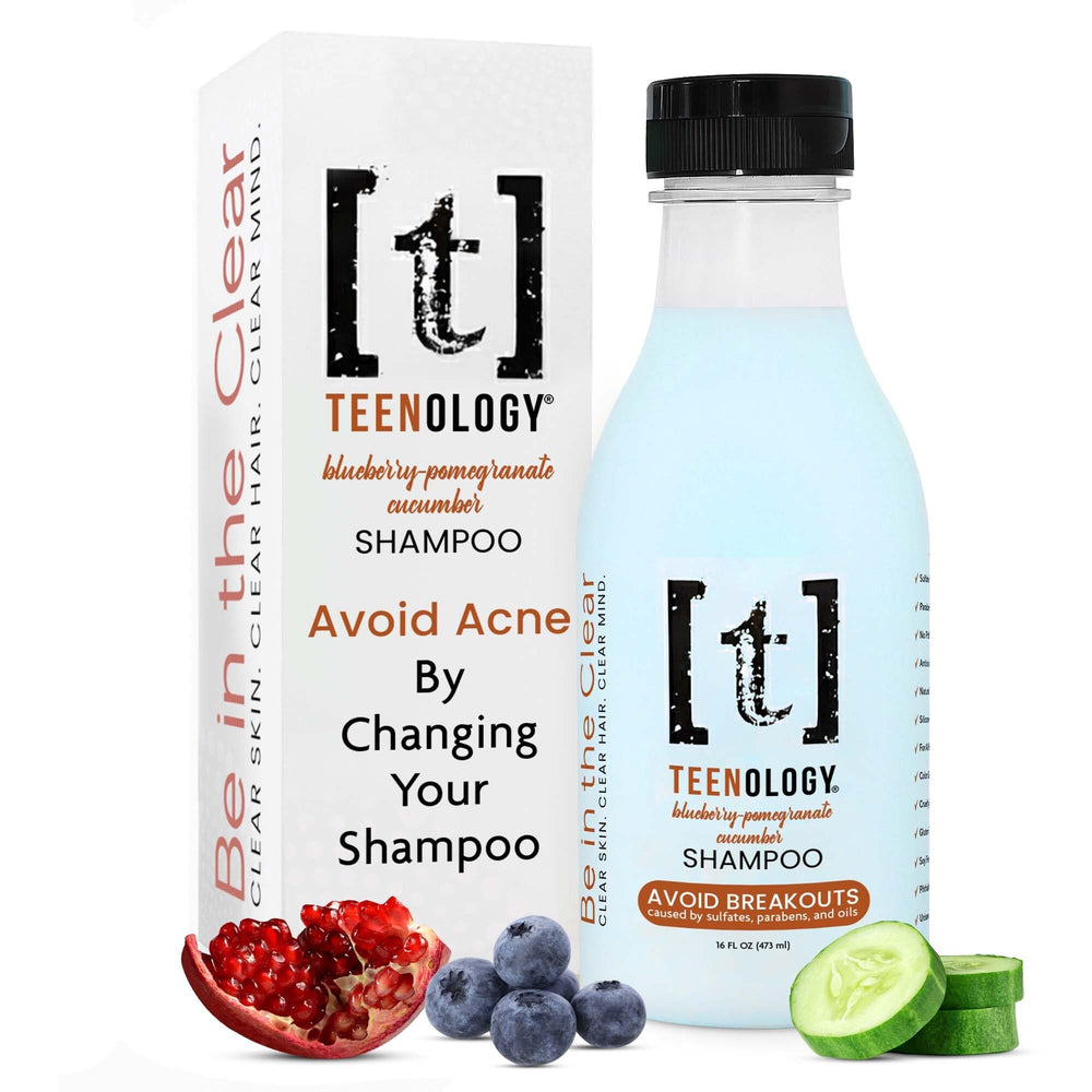 Teenology Teen Shampoo en botella azul ofrece cabello limpio y suave.