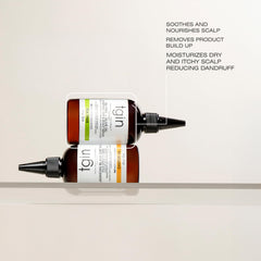 Aplicación del serum tgin en el cuero cabelludo para calmar irritaciones y nutrir.
