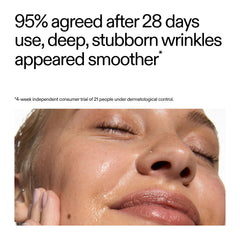Aplicación nocturna del serum retinol de The INKEY List en rostro