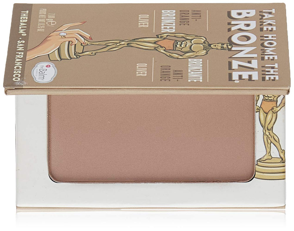 theBalm bronceador Oliver en la mano para tono natural y luminoso