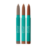 Iluminador de Thrive Causemetics Brilliant Eye Brightener ilumina ojos con crema-polvo y brillo suave.