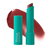 Nancy Balsamo Labial Thrive Causemetics en primer plano, acabado suave para uso diario.